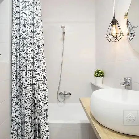 شقة Cosy 3-bedroom For 6-8 People Just 50m From The *